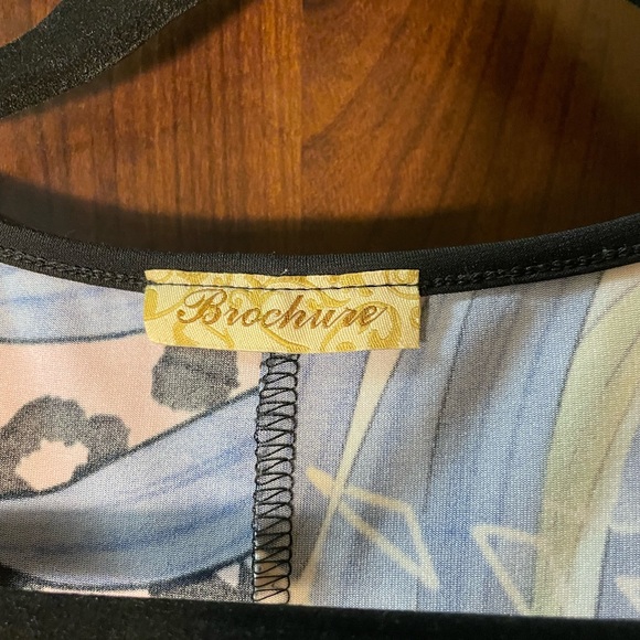 Short sleeved tropical print tunic with black band on the asymmetrical bottom. - Picture 3 of 7